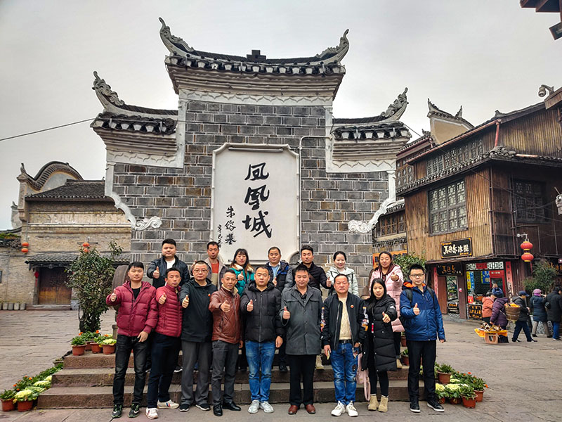 润东方环保空调团队出游.jpg
